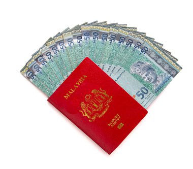 Altında Malezya Ringgit olan Malezya kırmızı pasaportu beyaz arka planda izole edilmiş.