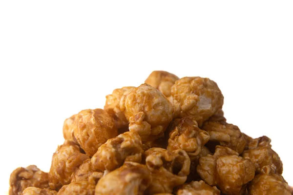 Zbliżenie Popcornu Karmelowego Białym Izolowanym Tle — Zdjęcie stockowe