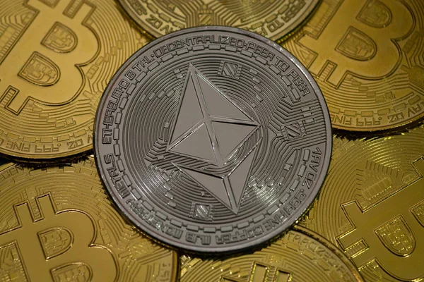 Λαμπερό Ασημένιο Σύμβολο Ethereum Περιβάλλεται Από Χρυσά Bitcoin Μάρκες Ψηφιακό — Φωτογραφία Αρχείου