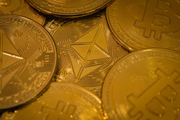 Golden Ethereum Μάρκες Ethereum Σύμβολο Μεταξύ Bitcoin Ψηφιακό Νόμισμα Κρυπτονόμισμα — Φωτογραφία Αρχείου