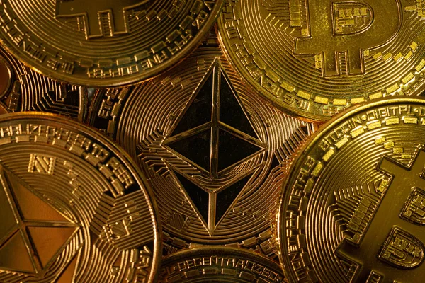 Golden Ethereum Μάρκες Ethereum Σύμβολο Μεταξύ Bitcoin Ψηφιακό Νόμισμα Κρυπτονόμισμα — Φωτογραφία Αρχείου