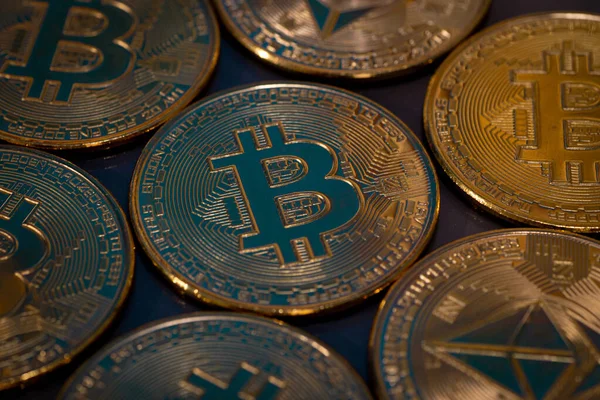 Κοντινό Πλάνο Του Χρυσού Bitcoin Συμβόλου Bitcoin Ψηφιακό Νόμισμα Κρυπτονόμισμα — Φωτογραφία Αρχείου