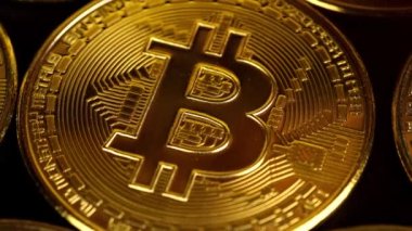 Altın Bitcoin jetonunun yakın çekim görüntüsü. Kripto para birimi. Dijital Para Birimi