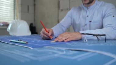 İnşaat planıyla çalışan mimar.