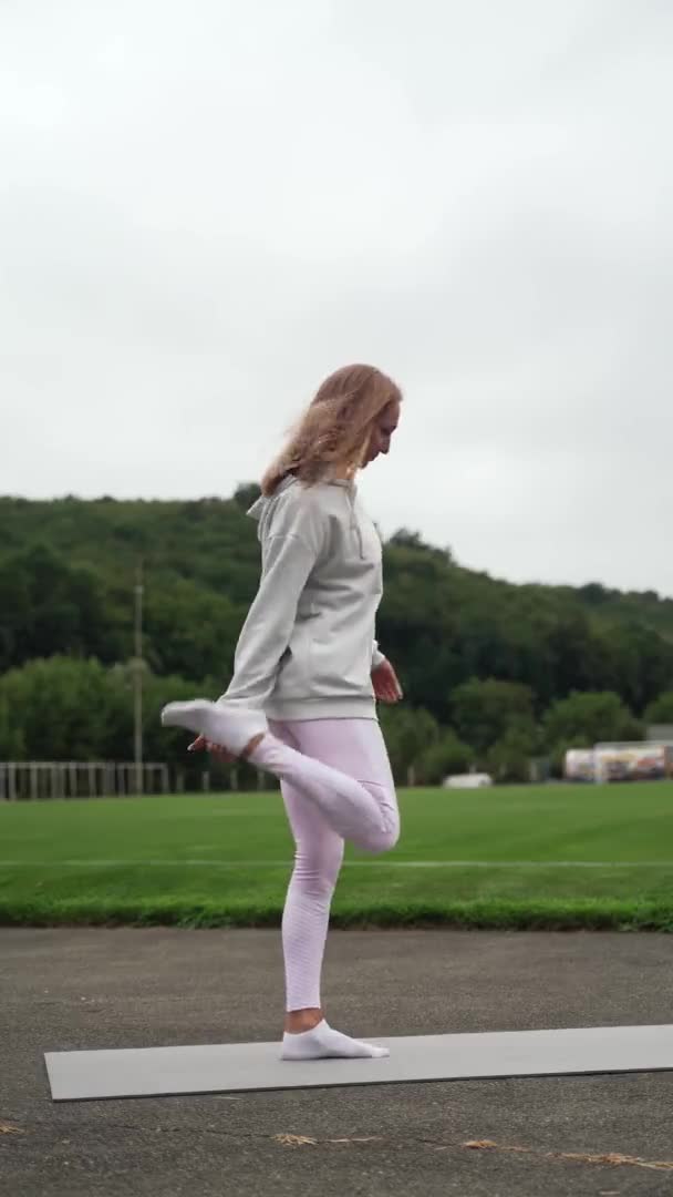 Donna Atletica Che Stretching All Aperto — Video Stock