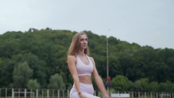 Frau Macht Yoga Und Streckt Beine Und Rücken Aus Nächster — Stockvideo