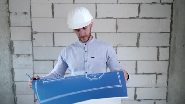 Ingénieur Construction Tient Devant Caméra Avec Les Plans Dans Ses — Video