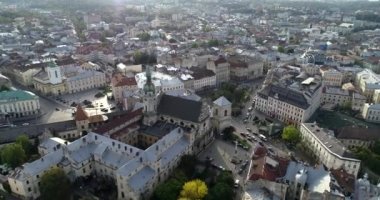 Eski mimari tarzdaki evlerin çatılarının havadan çekilmiş videosu.