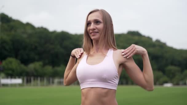 Vrouw Fitness Uniform Het Stadion — Stockvideo