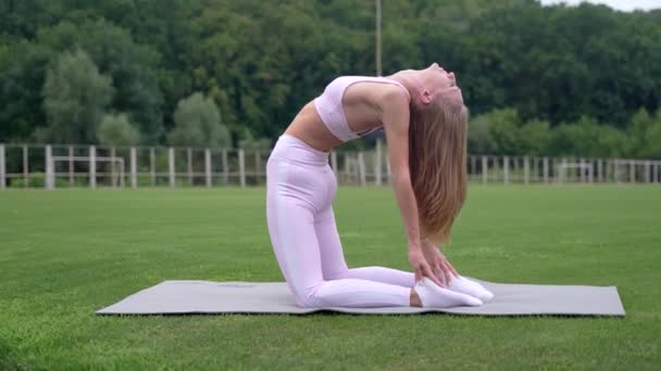 Frau Dehnt Sich Beim Yoga Stadion — Stockvideo