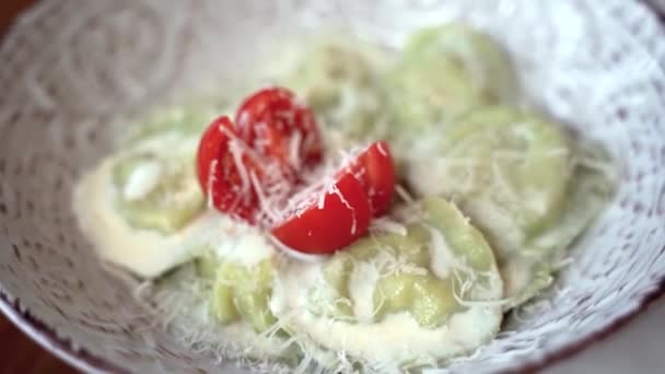 Ravioli Met Tomatenschijfjes Geraspte Parmezaanse Kaas — Stockvideo