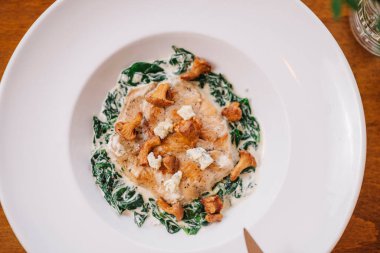 Restoranda servis edilen güzel süslenmiş hindi bifteği.