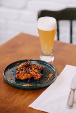 Soslu tavuk kanadı tabağı