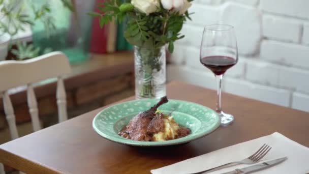 Restaurante Prato Com Batatas Perna Frango — Vídeo de Stock