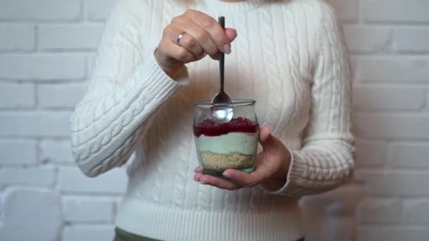 Eine Frau Weißen Strickpullover Hält Ein Dessert Mit Kirschen Einer — Stockvideo
