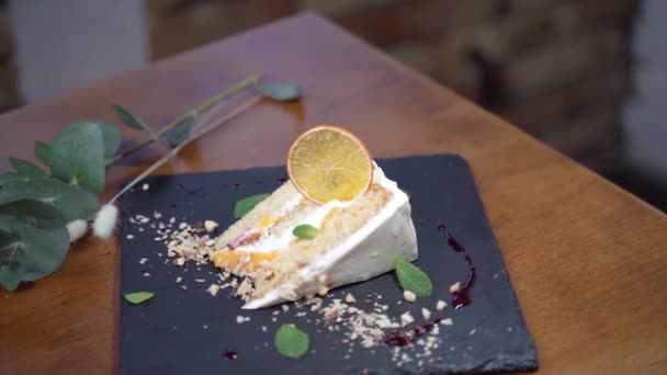 石板に桃とケーキのクローズアップ — ストック動画