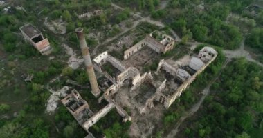 Terk edilmiş bir fabrika binasının üst manzarası