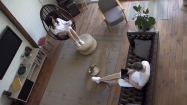 Çiftler evde vakit geçirir.