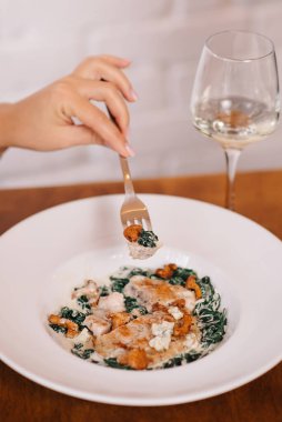 Mantarlı hindi bifteği.