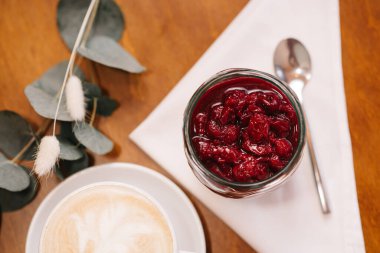 Masanın üstünde kahve ve tatlı var.