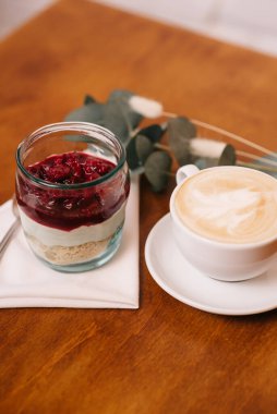 Bardakta kirazlı lezzetli tatlı.