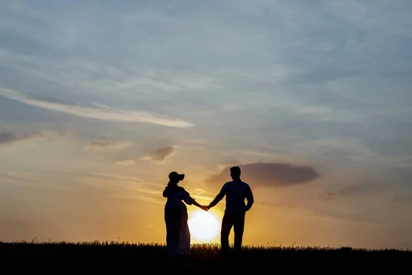 Silhuetas Jovem Casal Horizonte Fundo Sol Está Pondo — Fotografia de Stock