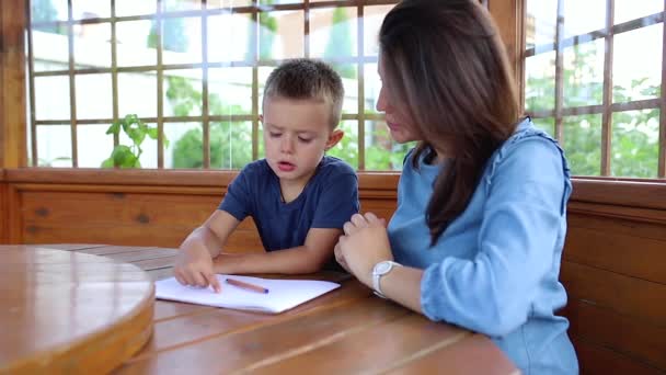 妈妈和儿子做作业 — 图库视频影像