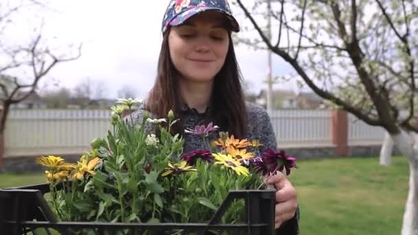 Frau Trägt Einen Blumenkasten Zum Pflanzen — Stockvideo
