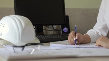 Bir inşaat şirketinde çalışıyorum.