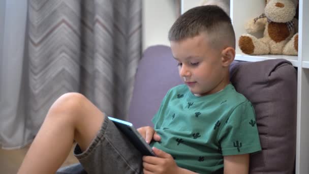 ネットサーフィンの少年タブレットを持った子供 — ストック動画