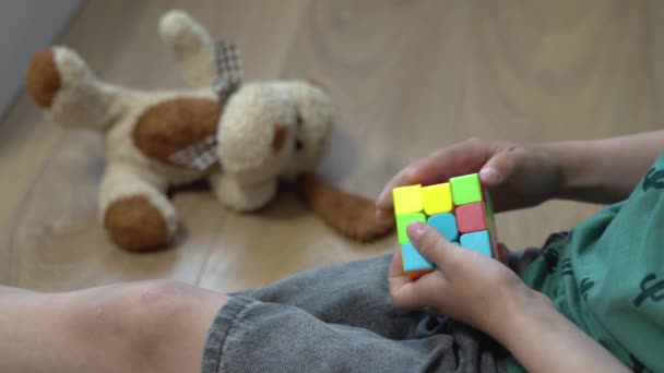 Nahaufnahme Eines Jungen Lösen Einen Rubiks Würfel — Stockvideo