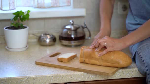 Close Woman Cuts Bread Pieces Make Toast Breakfast — ストック動画