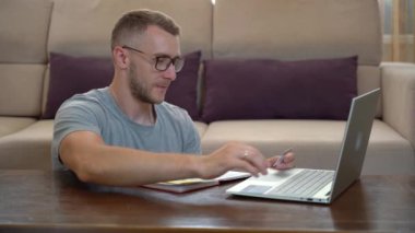 Faturaları internet üzerinden ödeyen bir adam