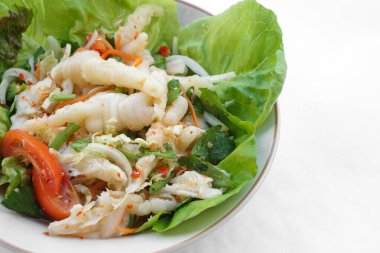 Baharatlı tavuk ayağı tabakta karışık sebze salatası. Konsept: Tayland yemeği pişirme. Garip yemekler. Sağlıklı menü, diyet ya da kilo kontrolü için iyidir. En iyisi birayla birlikte yemek..                         