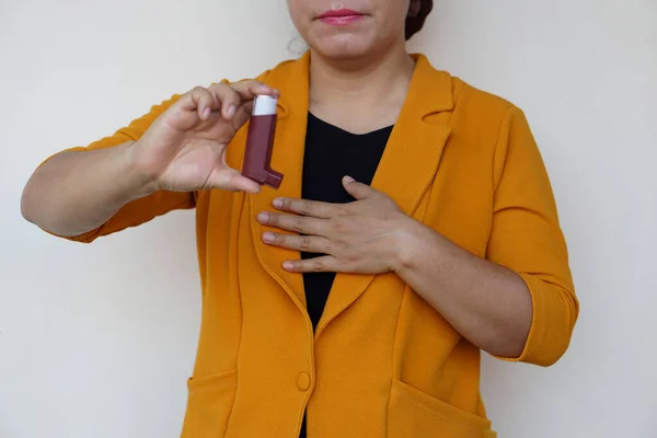 Wanita Asia Menggunakan Inhaler Asma Untuk Melegakan Konsep Layanan Kesehatan — Stok Foto