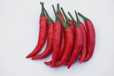 Beyaz arka planda kırmızı acı biber. Konsept: yemek malzemesi. Pişirmek için organik sebze. Tayland 'da çiftçilerin satılık yetiştirdiği tarım ürünleri, baharatlı yiyecekler..          