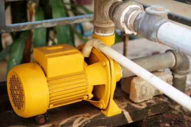 Su tedarik sistemi için su pompası, Tayland 'ın kırsal kesimindeki köylülerin ev ve tarım alanlarında kullanılmak üzere kurulmuştur. Tarım teknolojisi kavramı. Günlük hayatta motor.    