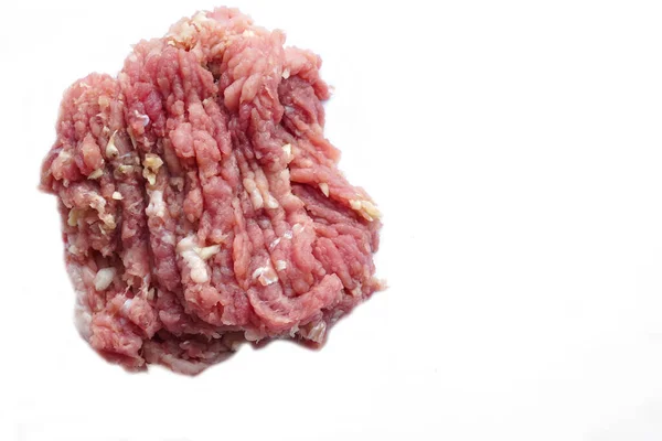 未煮熟的切碎猪肉在白色背景上隔离开来 食物成份 烹调多样化菜单 — 图库照片