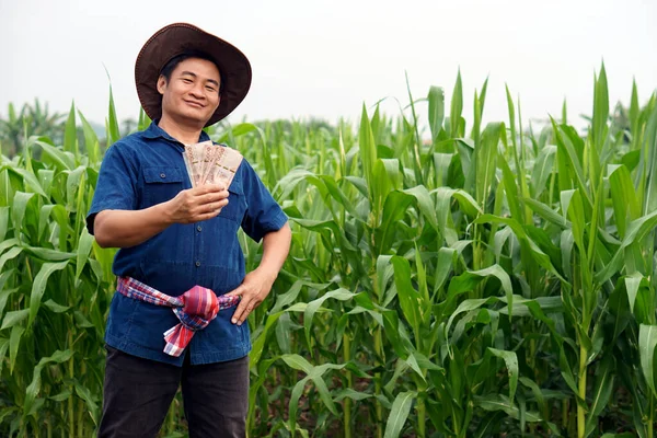 Agricultor Asiático Está Campo Maíz Verde Tiene Dinero Billetes Tailandeses — Foto de Stock