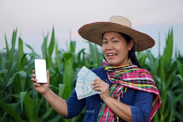 Šťastné Asijské Farmářky Nosí Klobouk Šátek Drží Thajské Bankovky Peníze — Stock fotografie