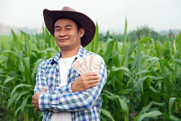 Agricultor Asiático Está Campo Maíz Verde Tiene Dinero Billetes Tailandeses — Foto de Stock