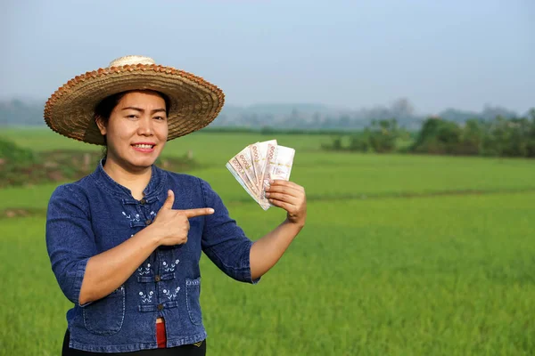 Mujer Asiática Agricultora Uniforme Tradicional Sostiene Dinero Billetes Tailandeses Arrozal — Foto de Stock