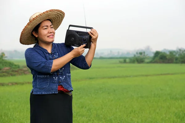 Agricultora Asiática Sostiene Receptor Radio Hombro Escuchando Música Paddy Field — Foto de Stock
