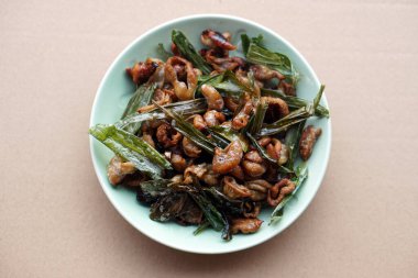 Kızarmış bağırsaklar ve tabakta bitkiler. Konsept: garip yemek. Tayland 'da nefis bir menü. En iyisi birayla yemek ya da aperatif olarak yemek..        