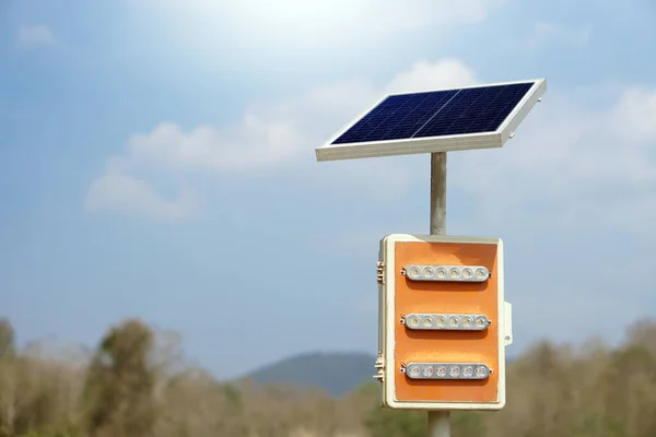 Mini Painel Células Solares Instalado Livre Fundo Azul Céu Conceito — Fotografia de Stock