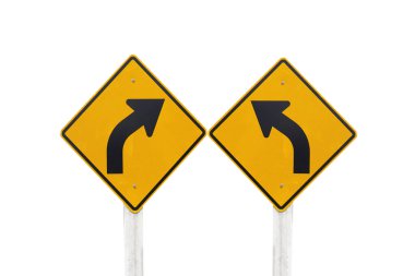 Beyaz arkaplanda yalıtılmış ok sembollü sarı trafik işaretleri.         