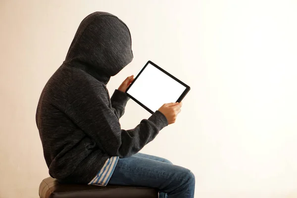 Jovem Está Segurando Tablet Inteligente Com Tela Branco Conceito Criança — Fotografia de Stock