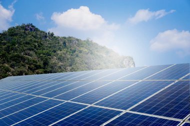 Fotovoltaik ya da güneş paneli. Mavi gökyüzü arka planı. Konsept: çevre için yeşil ve temiz enerji kullanımı. Yenilenebilir enerji, küresel ısınmayı azaltmak için güneş ışığından gelen doğal güç.    