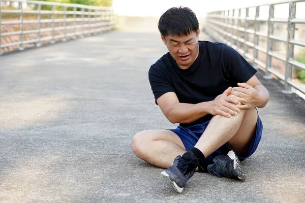 Asian Man Runner Gets Hurt His Painful Knee Running Jogging — Stock Photo, Image