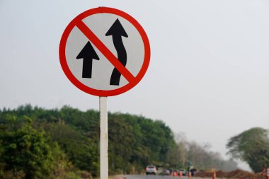 Sürücüleri uyarmak için ok sembollü trafik levhası kırsal yol dışında araba kazalarına yol açabilecek bir şeyi sollamayın. 